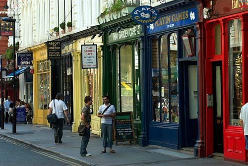 Londyn Bloomsbury, kolorowe witryny sklepów przy ul. Great Russell St.